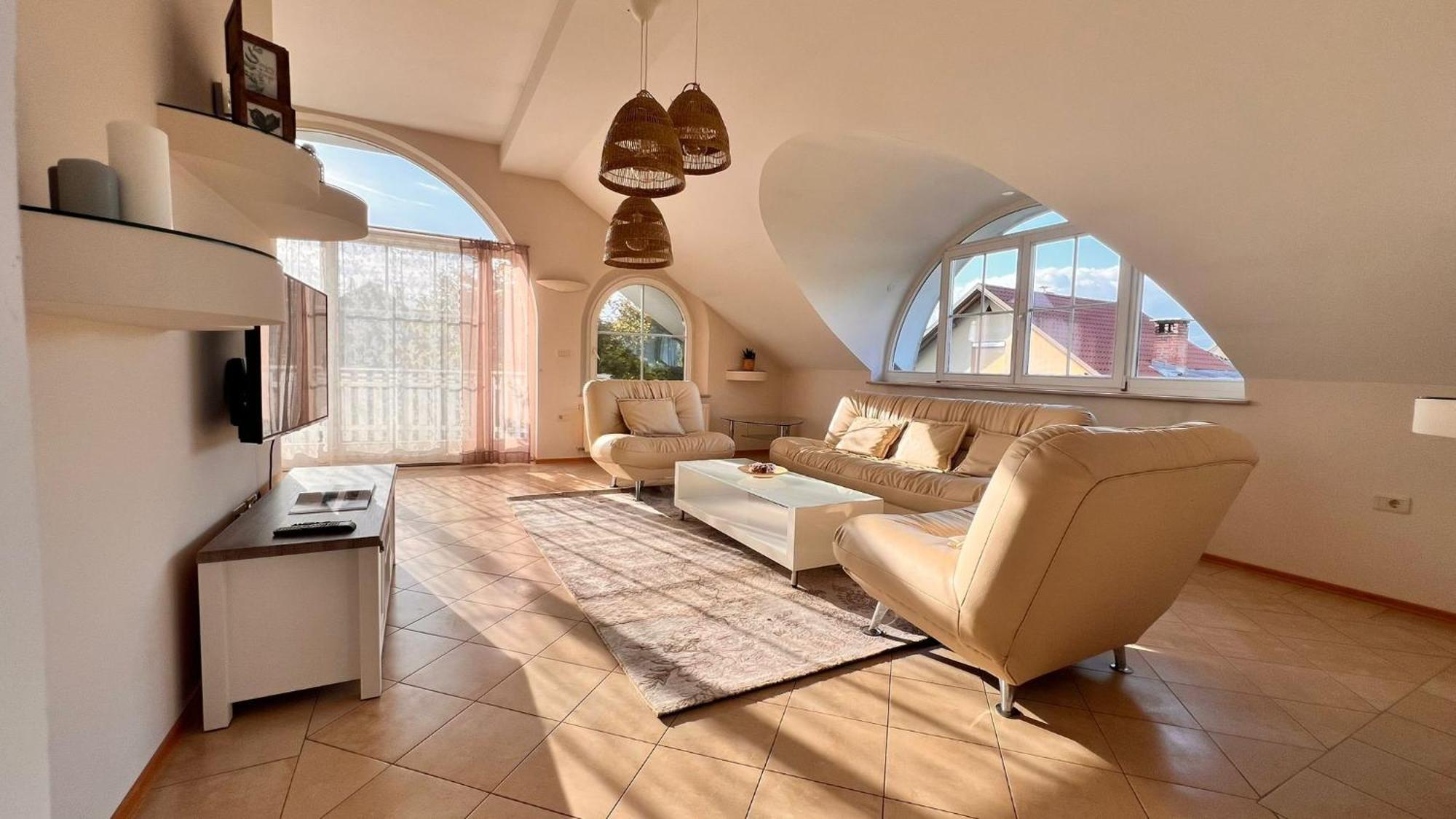 Riverbank - Mountain View Apartment